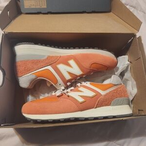 New Balance Gray and White Box